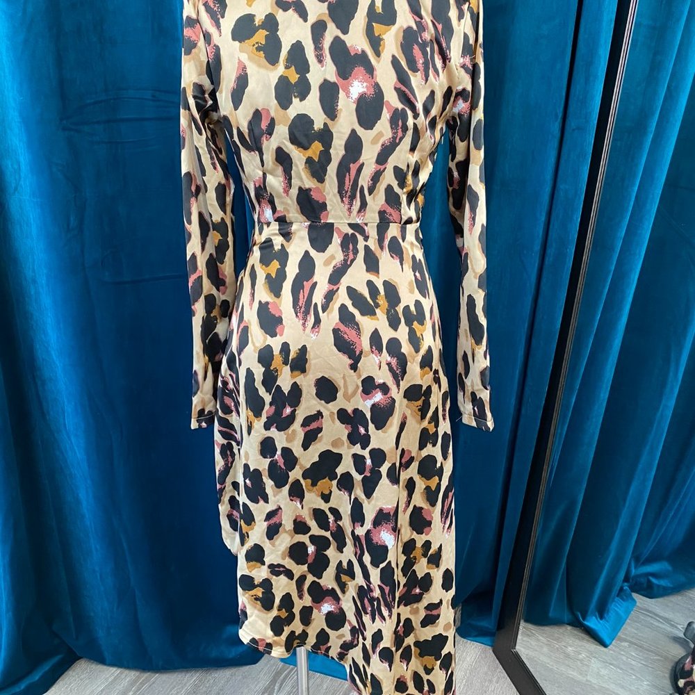 Pretty Little Thing  Leopard Asymmetric Hem Plunge Satin Dress - Picture 10 of 12